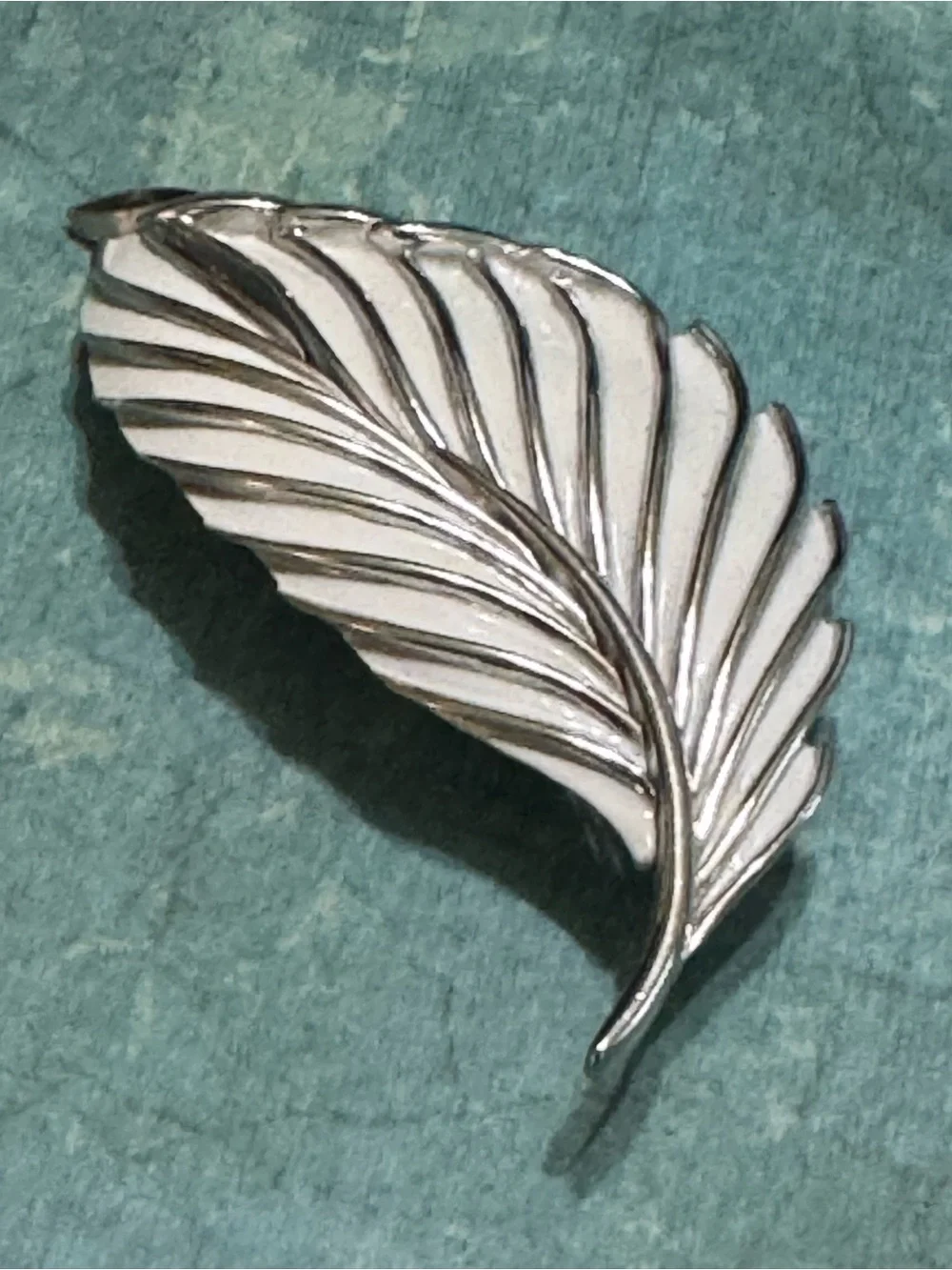 VINTAGE CROWN TRIFARI LEAF BROOCH